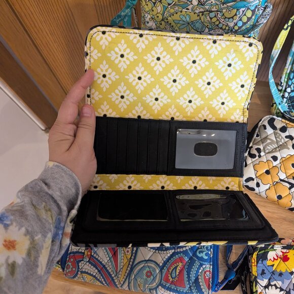Bundle of 6 Vera Bradley Purses, Wristlets, and Wallets. - Picture 5 of 8